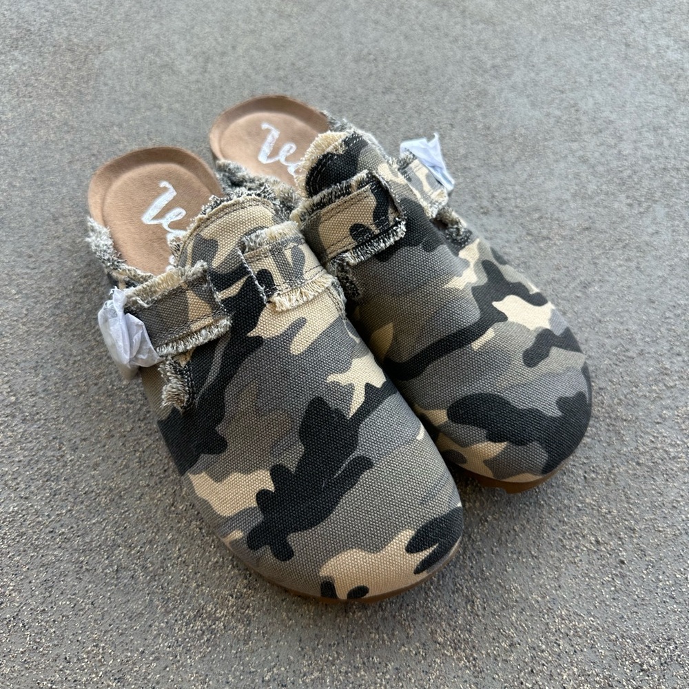 Very G Camo Slip-On Mules Frayed Edges Buckle Casual Shoes NWOT Size 8.5